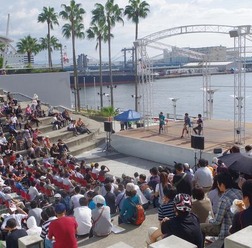 　自転車見本市のサイクルモードフェスタ2012イン大阪が10月6日に大阪港のATCホールで開幕した。2011年よりも規模が小さくなったものの、自転車ファンにとっては楽しみなイベント。港湾部に屋外メインステージと試乗コースがあり、たくさんの人が来場した。イベントは8