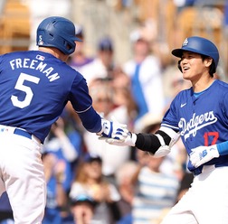 【MLB】大谷翔平、衝撃デビュー弾にフリーマンも笑顔の祝福「この光景には慣れる」　ベッツとの“MVPトリオ”がお披露目