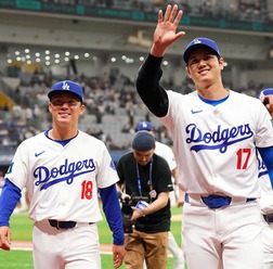 【MLB】「こんな表情初めて見た」大谷翔平と山本由伸が“にらめっこ対決”で真顔→大爆笑「微笑ましい」