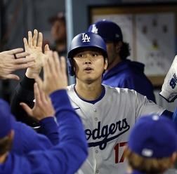 【MLB】大谷翔平、待望の1号で同僚から笑顔の“ヒマワリの種シャワー” エ軍時代は兜セレブレーション、新パフォに注目