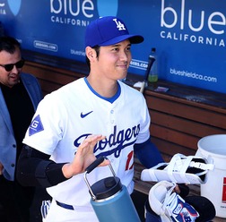 【MLB】大谷翔平、公式がロバーツへの“ポルシェ”贈呈の一部始終をレポート 爆笑会見の指揮官は感謝「私の車はデスクに収まる」