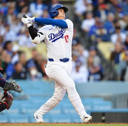 【MLB】大谷翔平、6試合ぶり8号アーチでド軍日本出身最多、“指揮官超え”達成 ロバーツ監督もベンチでご満悦
