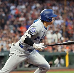【MLB】大谷翔平、第1打席“170キロ”右前打で出塁　初球フルスイングで軽快な動き