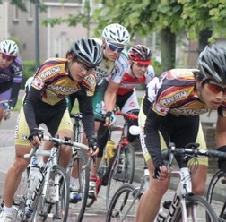 　国際的なレースの場で戦いたいと願う選手を対象に本場ヨーロッパでのロードレース短期留学をサポートするプログラム「パールイズミロードレース・スクール」の参加者募集が始まった。留学先のベルギーでコーチを務めるのはベルギー在住の元プロレーサー山宮正（自転車