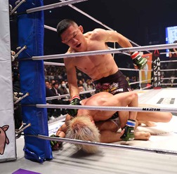 【RIZIN.45】堀口恭司、神龍誠との寝技対決を制し“クソガキ退治”　タイトル獲得＆元RIZINガールへの公開プロポーズも成功