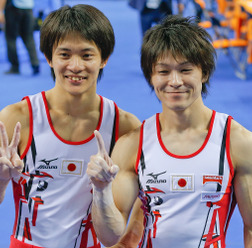 個人総合5連覇の内村航平（右）、3位の田中佑典　体操世界選手権（2014年10月9日）（c）Getty Images