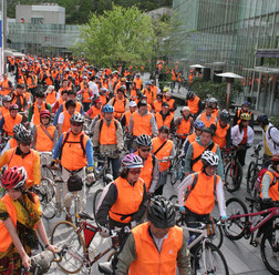　4月15日に「バイシクルライド2007 in東京」が東京都のど真ん中で開催され、およそ1200人のサイクリストが参加した。今年で5回目となる同イベントは、日曜日の東京都心を自転車でゆっくりと走ろうというもので、参加費の半額はボランティア団体「メイク・ア・ウィッシ