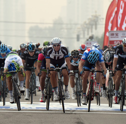 2014年ツアー・オブ・北京第1ステージ、ルカ・メスゲツ（ジャイアント・シマノ）が優勝、カレブ・ユワン（オリカ・グリーンエッジ）が2位（左）