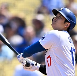 【MLB】大谷翔平、WS優勝記念ボード直撃の“特大＆高速弾”で史上初「46-46」達成　「自己最多まであと1本」
