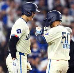 【MLB】大谷翔平、ベッツ18号に“ガッツポーズ”でダイヤモンド一周　本塁では笑顔で喜びを分かち合う