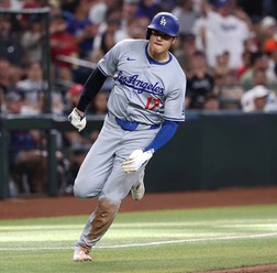 【MLB】大谷翔平、まさかの“本塁憤死”にぶ然……塁審に打球が当たり長打が三塁ゴロ　「ショウヘイが激怒している」