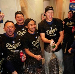 【MLB】「デコイはパーティーの準備ができている」大谷翔平の元へ向かうデコピンの写真が話題　抱えられたまま移動する姿にほっこり