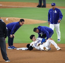 【MLB】「左肩っすね、たぶん」盗塁死の大谷翔平を襲った緊急事態　指揮官もベンチ飛び出し心配、ヤ軍に連勝も世界一へアクシデント