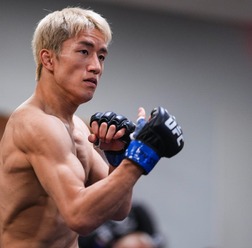 【UFC】朝倉海、試合直前に兄・未来とウォーミングアップ……フライ級1位や平良達郎も現地観戦　歴史的一戦まであとわずか