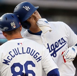 【MLB】ドジャース一塁コーチ、大谷翔平からの“惜別プレゼント”に感激　「ヘルメットをぶつけ合う絵にサインしてくれた。大切に保管する」