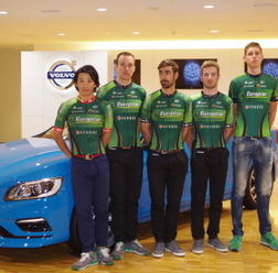 新城幸也とヨーロッパカーの選手たち、ボルボV60ポールスター