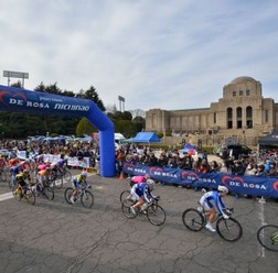 　日本学生自転車競技連盟が主催する第7回明治神宮外苑大学クリテリウムが2月17日、学生スポーツの中心地である明治神宮外苑で開催された。会場は聖徳記念絵画館前をスタート/ゴールとし、国立競技場や神宮球場、秩父宮ラグビー場などを横目に走る明治神宮外苑周回コー