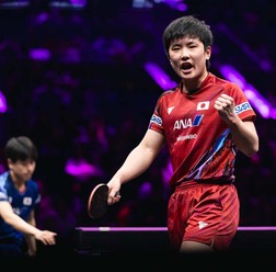 張本智和、躍進の“同級生”篠塚大登との打ち合い制し準決勝へ　注目の日本人対決に勝利でベスト4入り【WTTチャンピオンズ重慶】