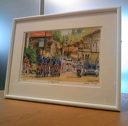 　ツール・ド・フランスを描いたアートフレームが楽天の通販サイトで好評だ。ツール・ド・フランスを自転車で追いかけて16年になるイラストレーター・小河原政男画伯の作。旅行中に撮影した写真と自らの記憶を材料に、ツールの風景画を描いたもの。今なら楽天ポイントが