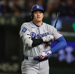 【MLB】開幕戦でロバーツ監督が感じた大谷翔平の“異変”　「緊張するショウヘイを見ることは滅多にないが、国歌斉唱の時……」