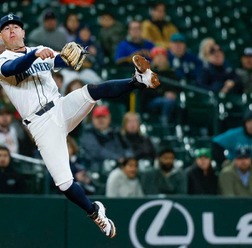 【MLB】これぞメジャー級、マリナーズGG賞内野手が見せた「超美技ゲッツー」　公式絶賛のスーパープレーが窮地を救うも……