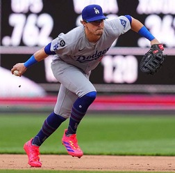 【MLB】「人気がすごすぎる」“お祭り男”キケ・ヘルナンデス、受け身を取りながらの“ナイスキャッチ”で本拠地を煽る　ファンからは「キケコール」も