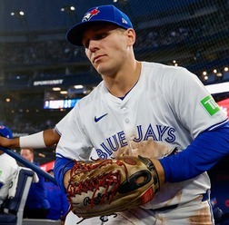 【MLB】「クレイジーだ」昨季“GG賞”中堅手が見せた前代未聞のスーパープレー？　大飛球を背走中に足がもつれて転倒、ところが……