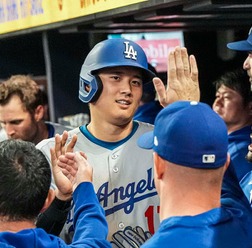 【MLB】新たなセレブレーション？　テオスカー、8号本塁打の大谷翔平を“マッスルポーズ”でお出迎え　米記者も「あのリアクション見て！」