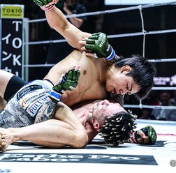 【RIZIN】「右目の上が膨らんでいる……」ヒロヤ、無慈悲の鉄槌で篠塚辰樹にTKO勝ち　左腕を封じた“圧勝劇”にスタンディングオベーション