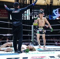 【RIZIN】「またウザい動きを見せています」朝久泰央 、フジテレビ社員・ウザ強ヨシヤに“鮮烈TKO”　変則的な動きで撹乱→会場大盛り上がり