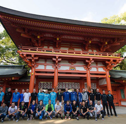 武蔵一宮氷川神社で記念写真（ツール・ド・フランスさいたまクリテリウム14）