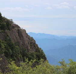 三ッ峠山の絶壁。目を凝らして見ると、人が登っている姿が確認できる。