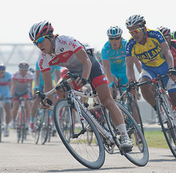 　第33回アジア自転車競技選手権、第20回アジア・ジュニア自転車競技選手権がインドのニューデリーで3月16日にロード種目4日目の競技が行われ、男子アンダー23ロードレースで黒枝士揮（鹿屋体育大）が59秒遅れの5位になった。