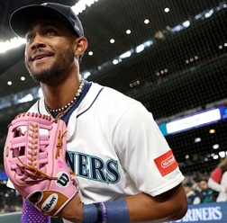 【MLB】「今週のスーパープレー集」前代未聞、外野手2人の連携本塁打キャッチ　イチロー“愛弟子”フリオの好捕連発ほか【5月11日～17日】