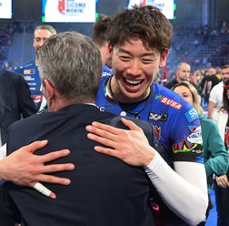 石川祐希、CL優勝を髙橋藍が祝福「帰ってきたらお寿司奢ってもらお！」　日本男子初の“快挙”にお祝いの声続々