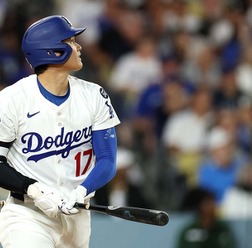 【MLB】大谷翔平、劣勢から逆方向へ技アリ“173キロ”今季17号アーチ　ベッツも連発で米記者歓喜「徐々に追い上げてきたぞ」