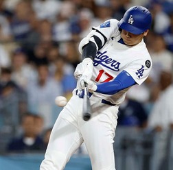 【MLB】大谷翔平、劣勢からジャッジの頭上超え“181キロ”高弾道22号アーチ　米記者驚愕の一発「球団記録タイの月間15本塁打」