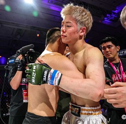 【RIZIN】三浦孝太、顔面から“大量出血”で4連敗……激しい鉄槌→膝を顔面に打ち込まれ1R2分46秒でレフェリーストップに