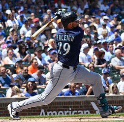【MLB】マリナーズ主砲ローリー、今季6度目の1試合2発“28号29号アーチ”でジャッジに3本差　米記者驚愕の「捕手史上最多本塁打」