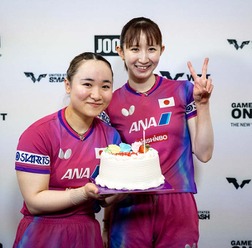 伊藤美誠、早田ひなへ25歳の誕生日サプライズで満面笑顔　“みまひな”ペアのダブルス復活戦はインドペアに逆転勝ち【卓球・USスマッシュ】