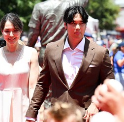 【MLB】大谷翔平、真美子夫人と2年目のレッドカーペットへ……長女は不参加「まだ歩けない」　昨年は“デコピンスーツ”でも話題に