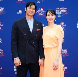 【MLB】球宴レッドカーペット、大谷翔平のファッションに辛口評価も……「真美子夫人が補った。ピーチカラーのドレスで魅力放つ」と米メディア