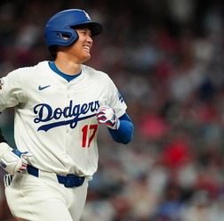 【MLB】大谷翔平、ポール際の特大ファールにヘルメット叩いて苦笑い　公式も“AS幻の本塁打”に笑顔「アーチを逃して悔しがった」
