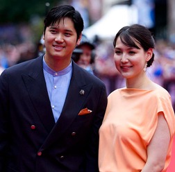 【MLB】大谷翔平、濃紺スーツの決め手は「僕メインではなく、妻の色に合わせて……」　開催地ジョージア州の“特産品”を意識したコーディネートに