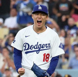 【MLB】夏らしくホワイト基調……山本由伸のファッションは「細部に渡って完璧」と米メディア　球宴恒例のレッドカーペットショーに登場
