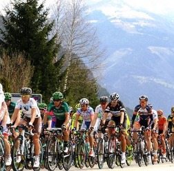 　イタリアで行われる4日間のステージレース、ジロ・デル・トレンティーノが4月16日に隣国オーストリアのリエンツで開幕し、ヨーロッパカーの新城幸也（28）が出場。区間優勝をねらった選手が飛び出して大きなタイム差がついたため、新城は激坂区間で無理することなく7