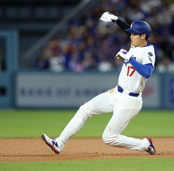 【MLB】大谷翔平、11試合ぶり今季13個目の盗塁　送球が「みぞおち直撃」でうずくまるも……大事には至らず