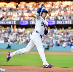 「見よ、このバットフリップ」大谷翔平、驚愕の“倍返し”35号逆転2ランにMLB公式が何度も激賞