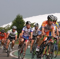 「あついぞ！熊谷　バーニングマンレース’13」と題した真夏の自転車耐久イベントが7月27日に埼玉県熊谷市の熊谷スポーツ文化公園で開催される。暑い時期に最も暑い場所で熱い戦いを繰り広げる。事故防止の意味も含め「クーリングステーション」「ドリンクステーション