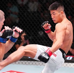 【UFC】中村倫也、三日月蹴りからの追撃で“62秒”KO勝ち　堀口恭司も愛弟子の勝利にガッツポーズで咆哮「思いっきり刺さってる……」